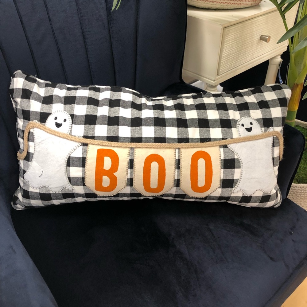 Halloween pillow decor